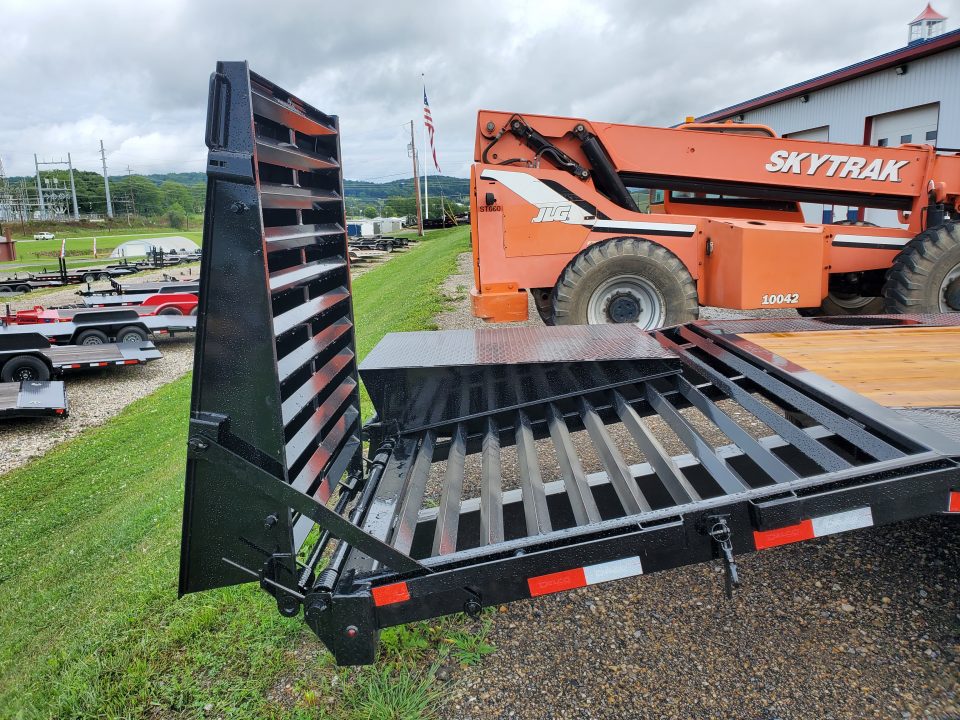 New 2027 Delco Trailers Gooseneck Deckover / 14,000 GVWR / 102"x25' / Monster Ramps