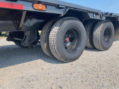 New 2027 MAXX-D 102x32 TANDEM 22.5K GN HYDROTAIL W/ STEEL RUNNERS & WIRELESS REMOTE Flatbed Trailer