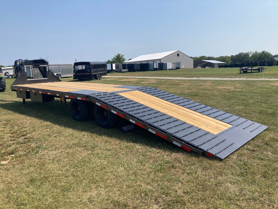 New 2027 Diamond C Trailers 102X32 TANDEM 40K GN HYDROTAIL W/ STEEL RUNNERS, HYDROJACK, DISC BRAKES & WIRELESS REMOTE Flatbed Trailer