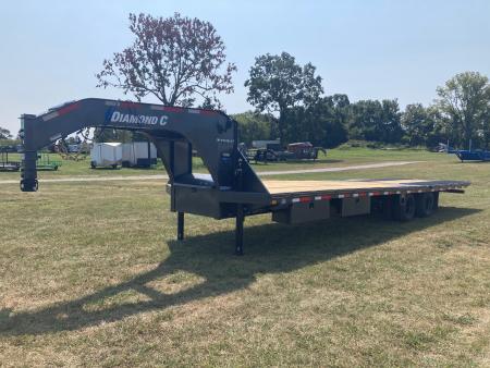 New 2027 Diamond C Trailers 102X32 TANDEM 40K GN HYDROTAIL W/ STEEL RUNNERS, HYDROJACK, DISC BRAKES & WIRELESS REMOTE Flatbed Trailer