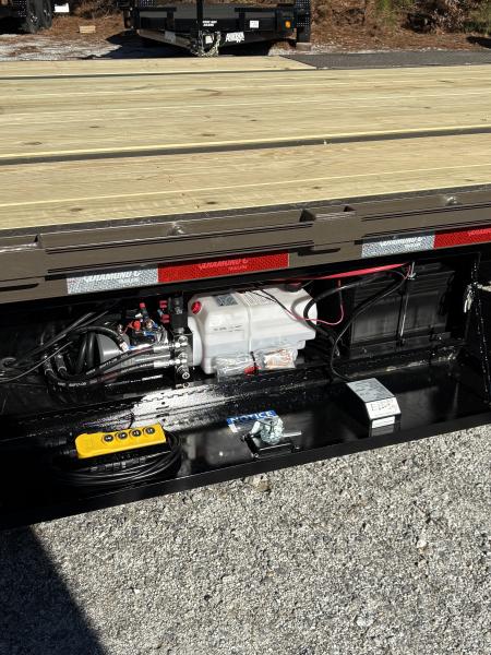 New 2027 Diamond C 8.5x22 Equipment, Full Bed Power Tilt, 23K GVWR DET 210