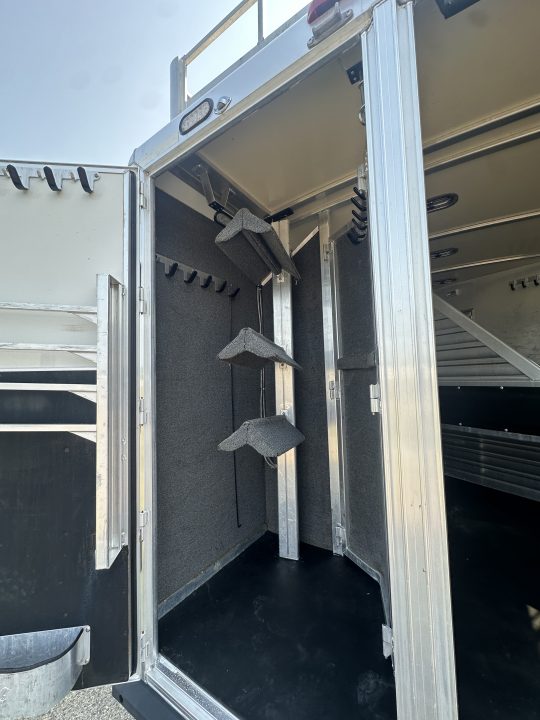 Used 2006 Cimarron Trailers 3H 15.5" LQ Horse Trailer