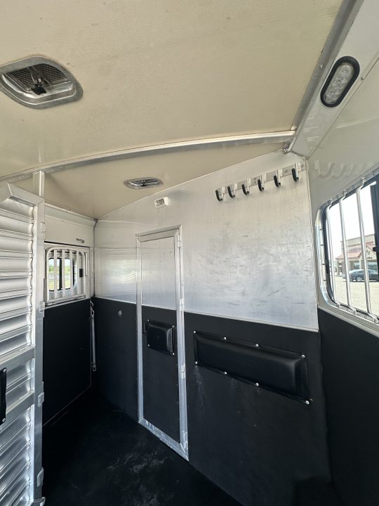 Used 2006 Cimarron Trailers 3H 15.5" LQ Horse Trailer