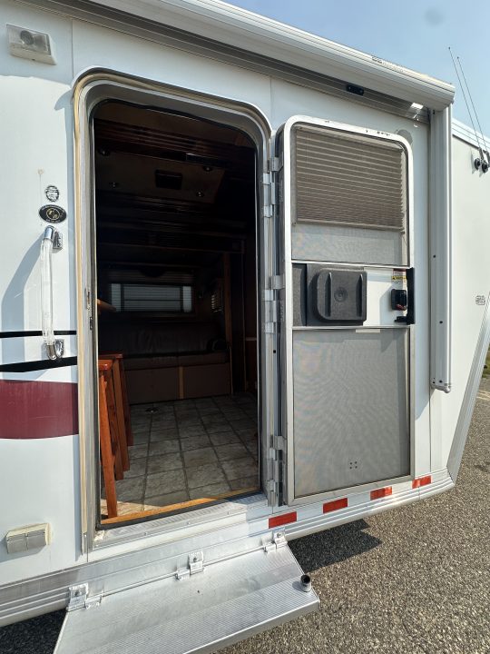 Used 2006 Cimarron Trailers 3H 15.5" LQ Horse Trailer