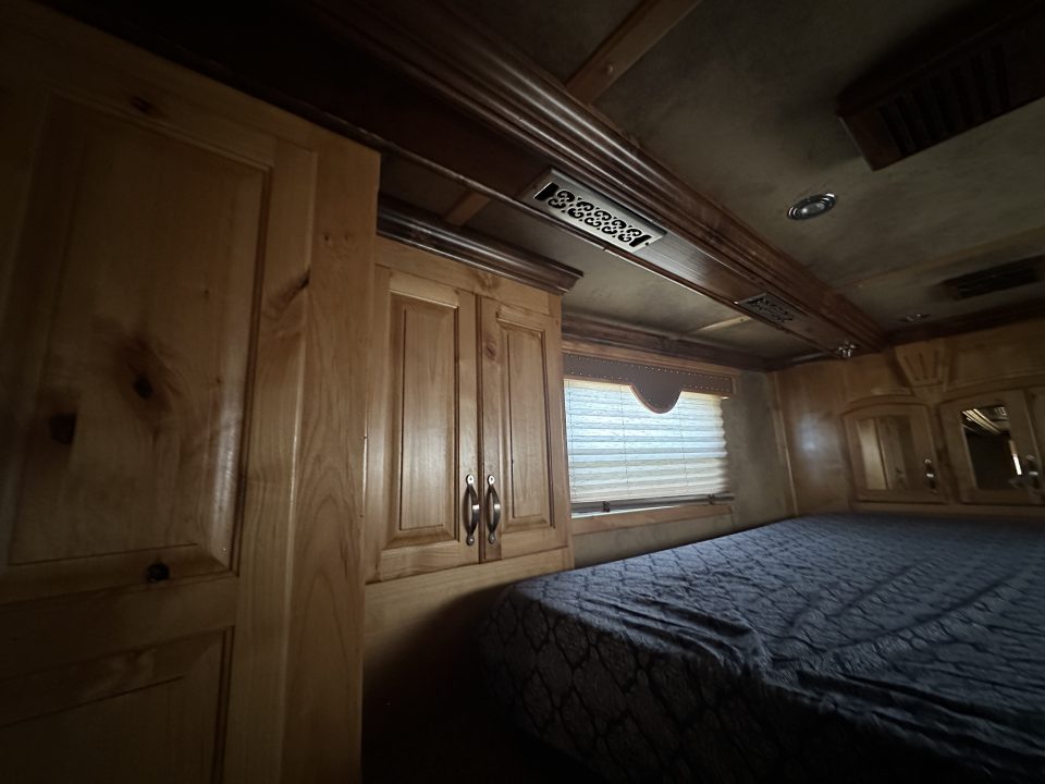 Used 2006 Cimarron Trailers 3H 15.5" LQ Horse Trailer