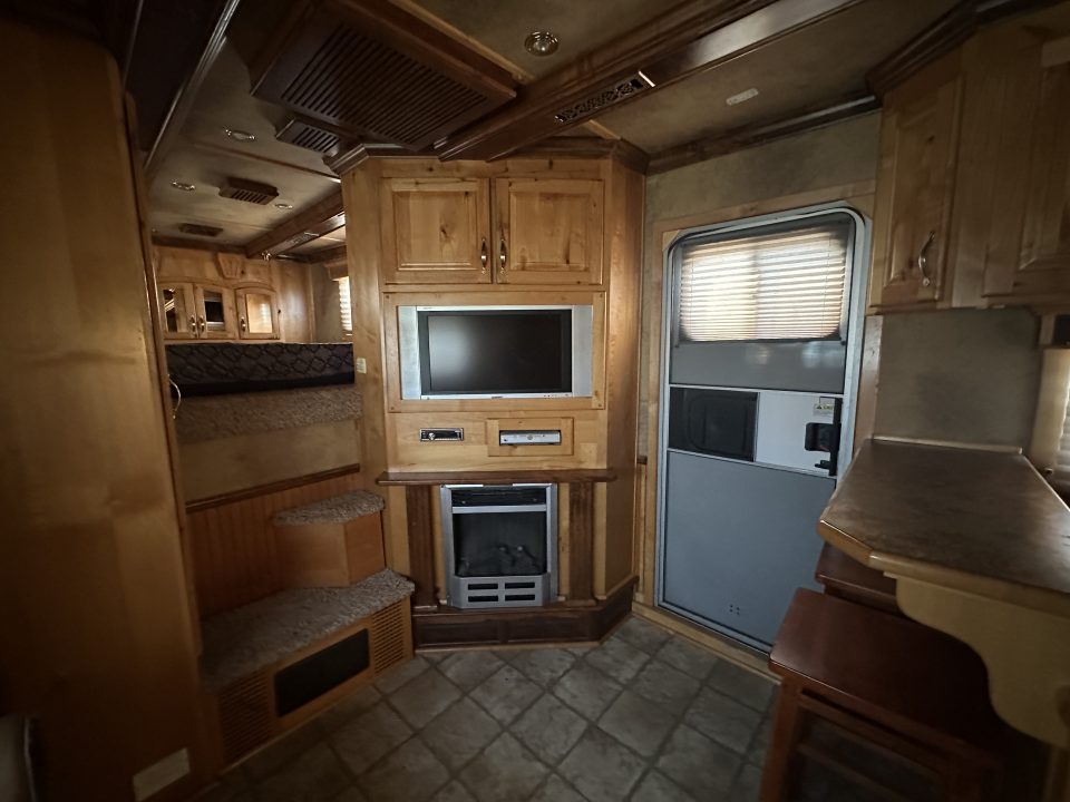 Used 2006 Cimarron Trailers 3H 15.5" LQ Horse Trailer