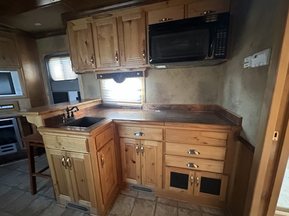 Used 2006 Cimarron Trailers 3H 15.5" LQ Horse Trailer