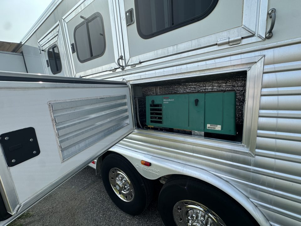 Used 2006 Cimarron Trailers 3H 15.5" LQ Horse Trailer