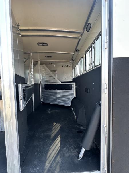 Used 2006 Cimarron Trailers 3H 15.5" LQ Horse Trailer