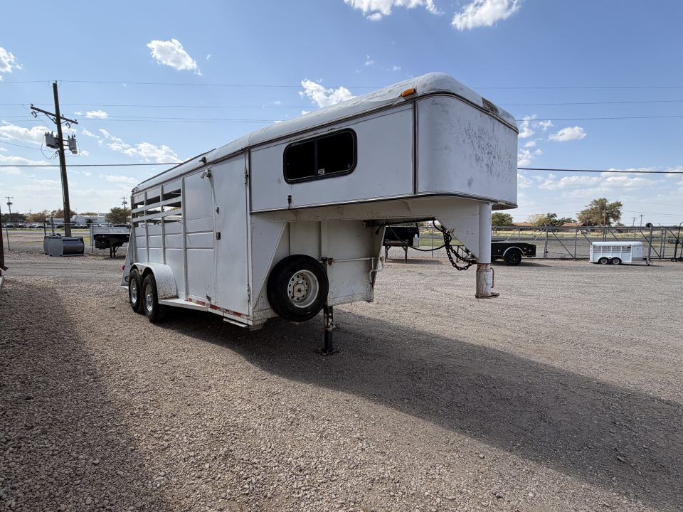 Used 2001 CM Trailers DROVER Horse Trailer