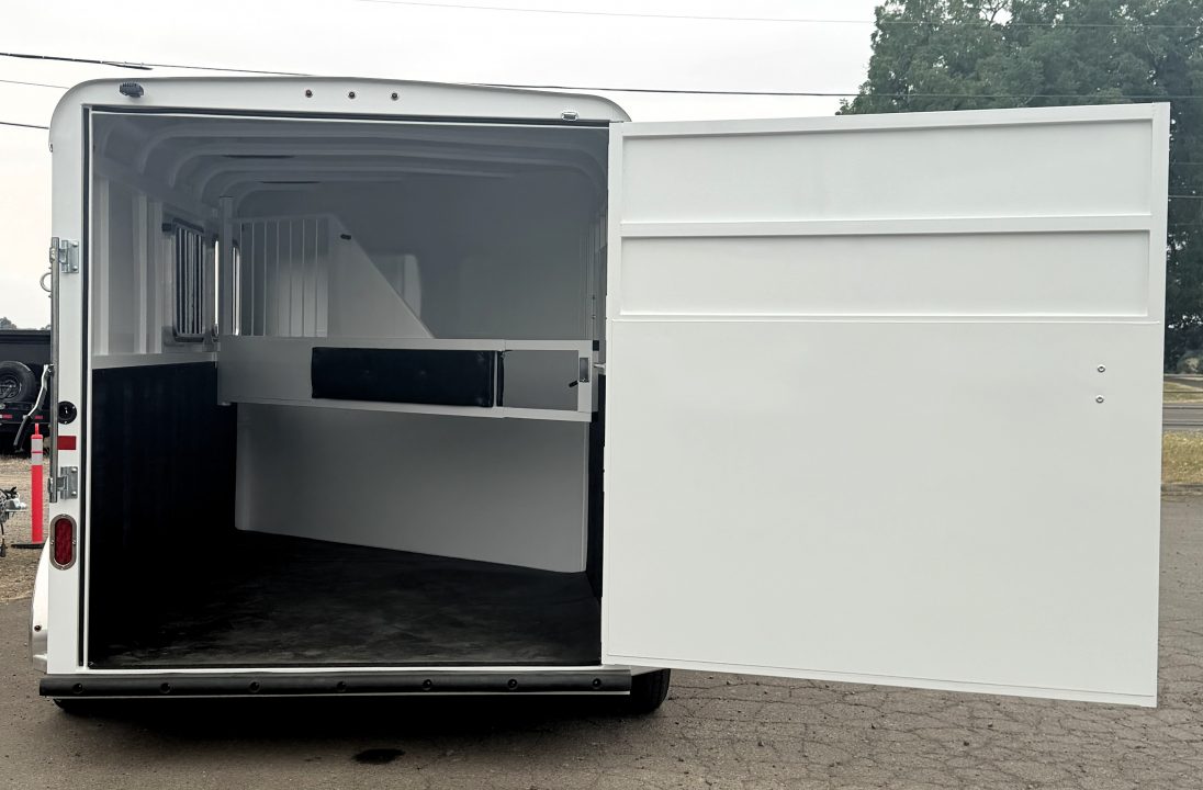 New 2027 Thuro-Bilt Shilo 2H - 1ft added to horse area - Adjustable Dividers Horse Trailer