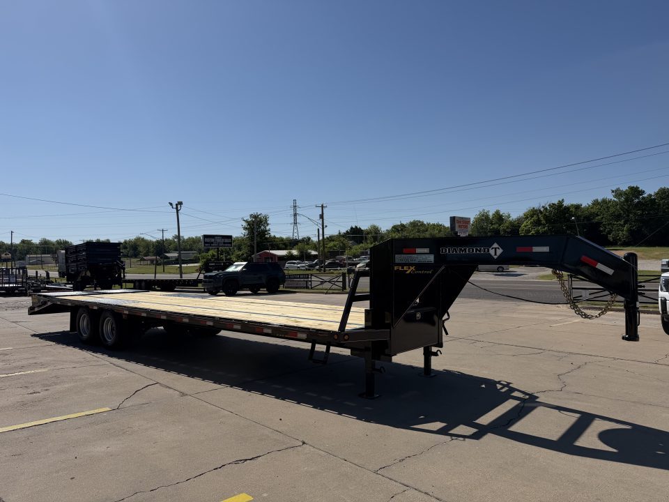 New #038460 2027 DIAMOND T DTF 32 X 102 DUAL TANDEM 24K FLATBED GOOSENECK W/ MAXX RAMPS