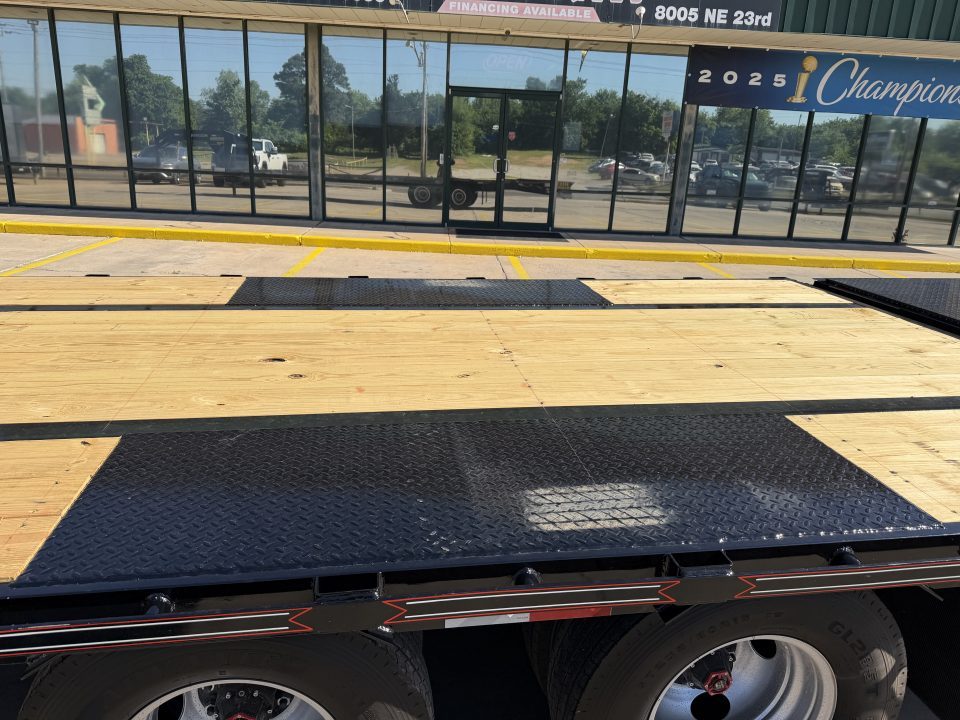 New #038460 2027 DIAMOND T DTF 32 X 102 DUAL TANDEM 24K FLATBED GOOSENECK W/ MAXX RAMPS