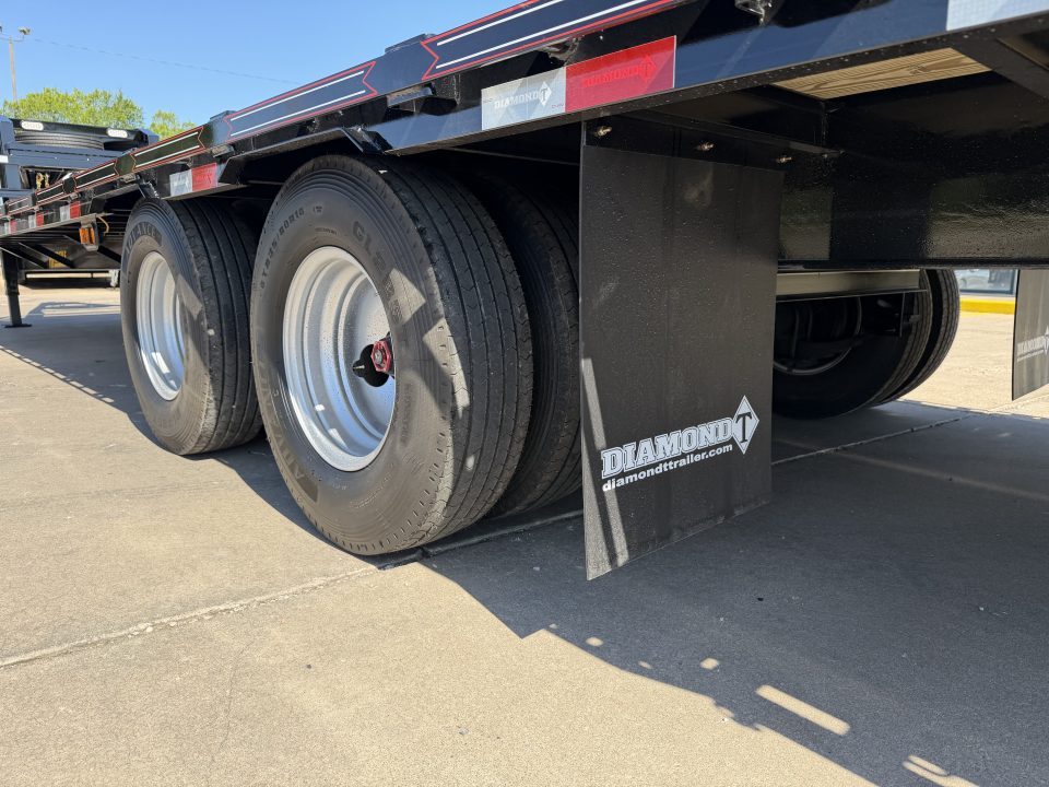 New #038460 2027 DIAMOND T DTF 32 X 102 DUAL TANDEM 24K FLATBED GOOSENECK W/ MAXX RAMPS