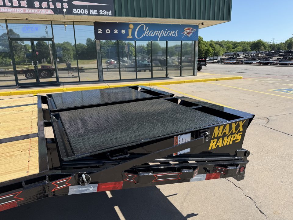 New #038460 2027 DIAMOND T DTF 32 X 102 DUAL TANDEM 24K FLATBED GOOSENECK W/ MAXX RAMPS