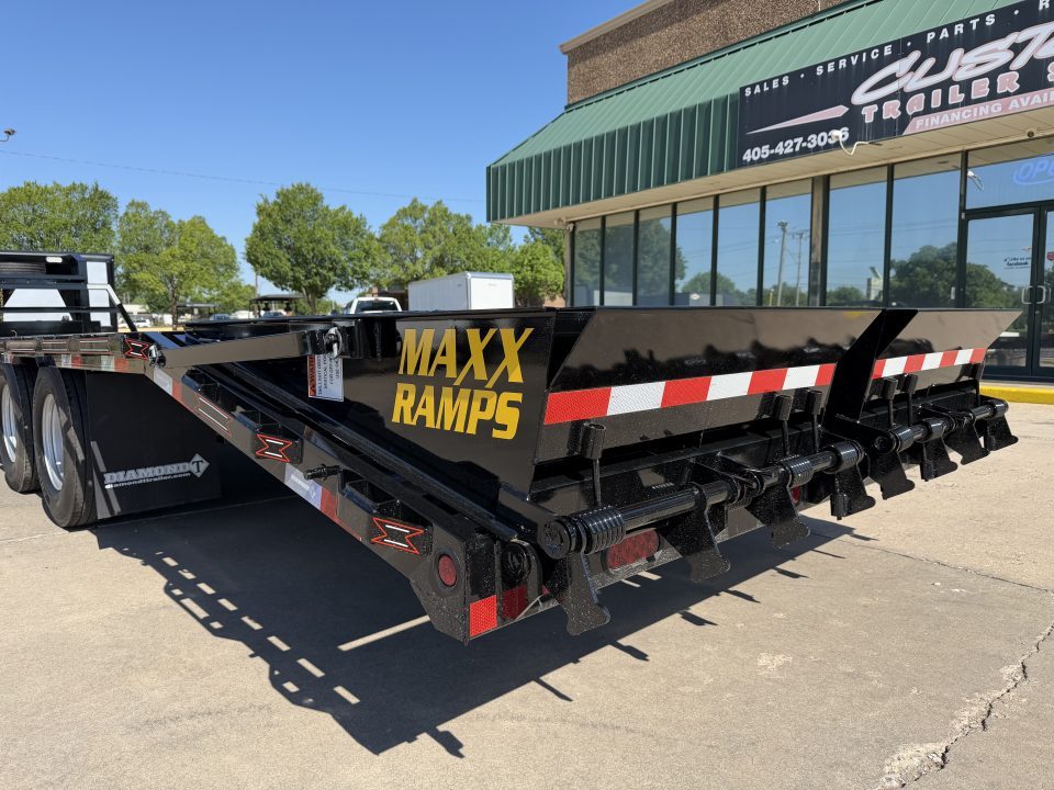 New #038460 2027 DIAMOND T DTF 32 X 102 DUAL TANDEM 24K FLATBED GOOSENECK W/ MAXX RAMPS