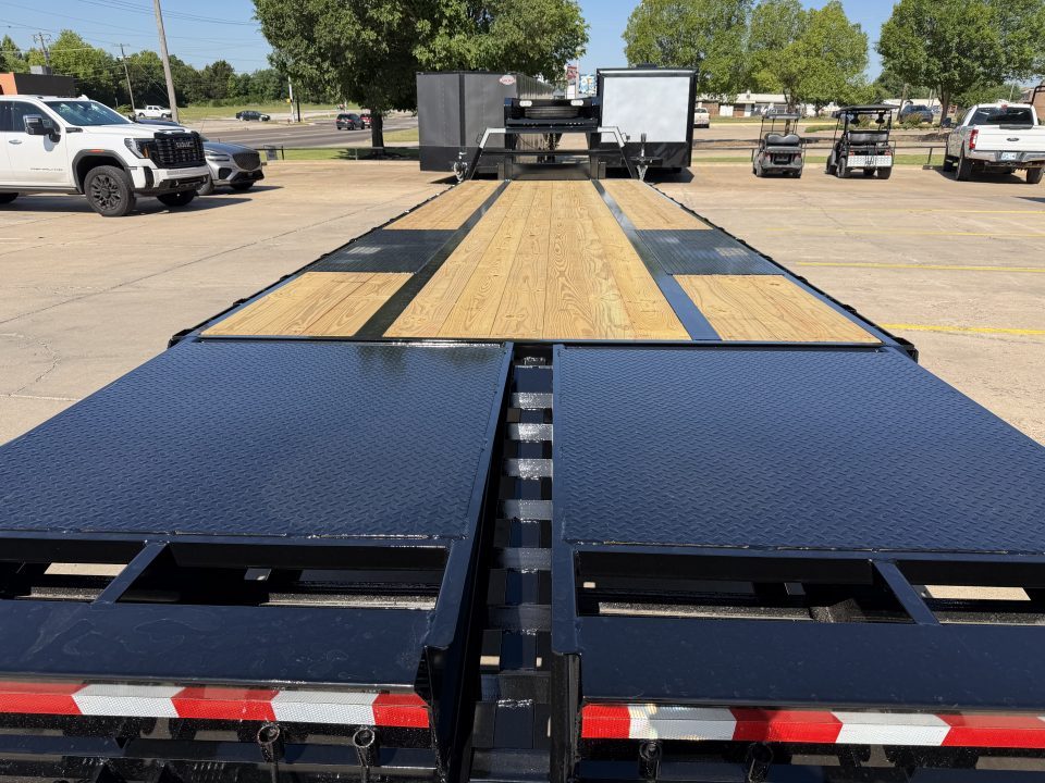 New #038460 2027 DIAMOND T DTF 32 X 102 DUAL TANDEM 24K FLATBED GOOSENECK W/ MAXX RAMPS
