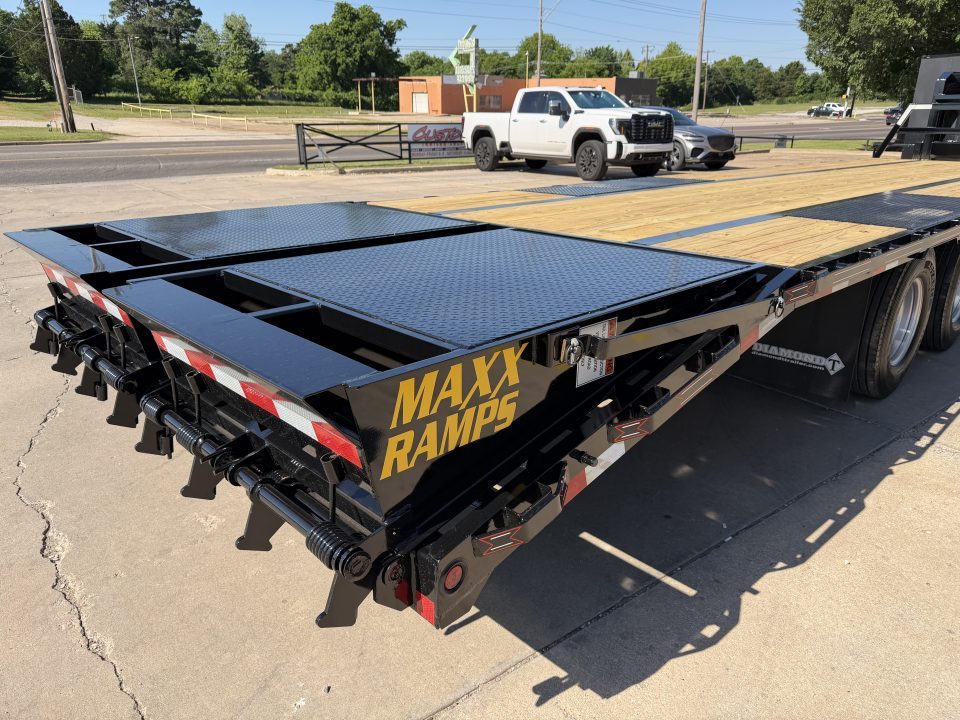 New #038460 2027 DIAMOND T DTF 32 X 102 DUAL TANDEM 24K FLATBED GOOSENECK W/ MAXX RAMPS