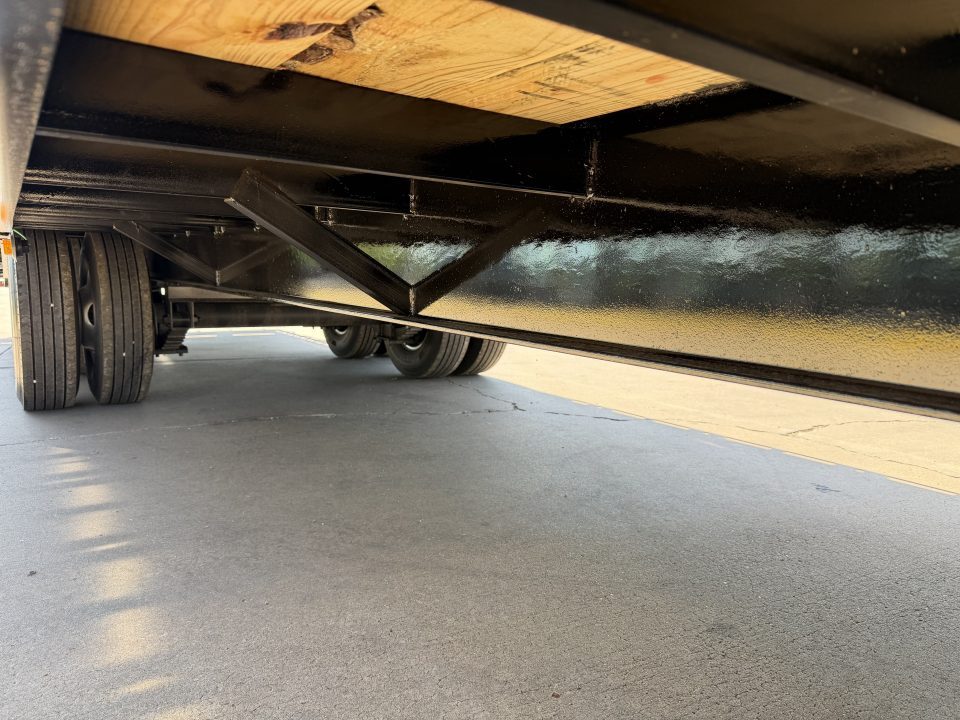 New #038460 2027 DIAMOND T DTF 32 X 102 DUAL TANDEM 24K FLATBED GOOSENECK W/ MAXX RAMPS