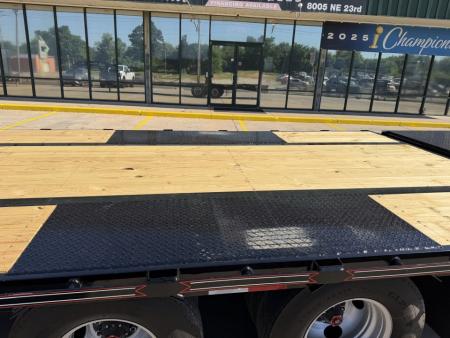 New #038460 2027 DIAMOND T DTF 32 X 102 DUAL TANDEM 24K FLATBED GOOSENECK W/ MAXX RAMPS