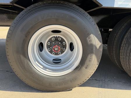 New #038460 2027 DIAMOND T DTF 32 X 102 DUAL TANDEM 24K FLATBED GOOSENECK W/ MAXX RAMPS