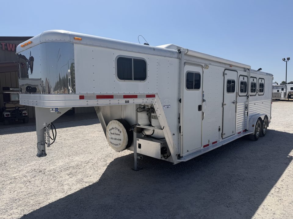 Used 2001 Featherlite 4 Horse Gooseneck Living Quarters Horse Trailer