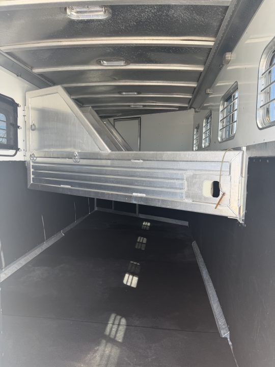 Used 2001 Featherlite 4 Horse Gooseneck Living Quarters Horse Trailer