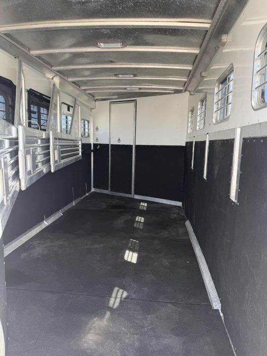 Used 2001 Featherlite 4 Horse Gooseneck Living Quarters Horse Trailer