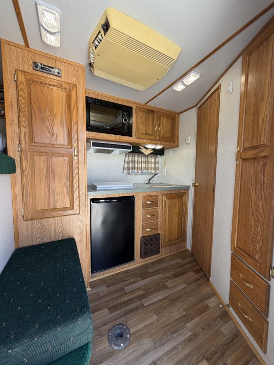 Used 2001 Featherlite 4 Horse Gooseneck Living Quarters Horse Trailer