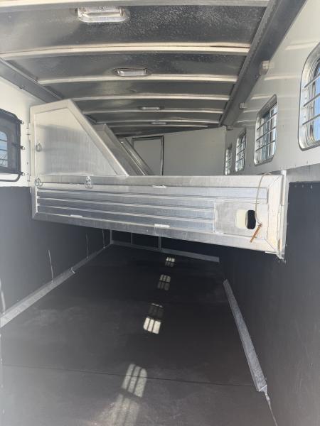 Used 2001 Featherlite 4 Horse Gooseneck Living Quarters Horse Trailer