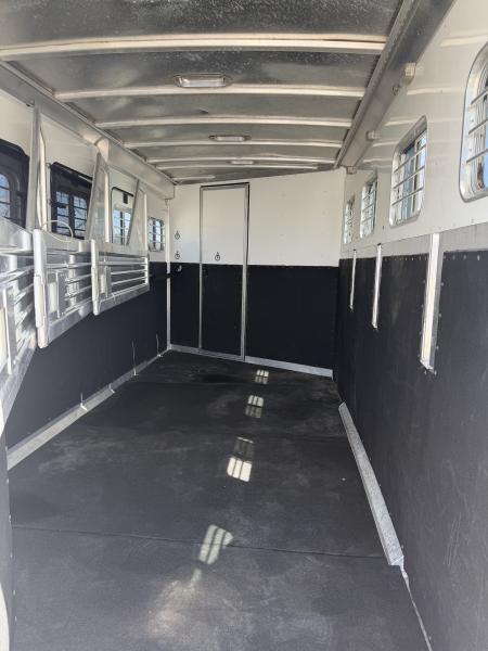 Used 2001 Featherlite 4 Horse Gooseneck Living Quarters Horse Trailer