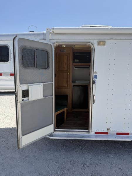 Used 2001 Featherlite 4 Horse Gooseneck Living Quarters Horse Trailer