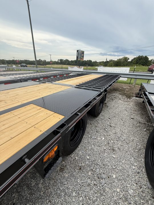 New 2026 Diamond C FMAX 212 32’ Flatbed Trailer, HYD DOVETAIL, HYD JACKS, 25.9K GVWR, ABS BRAKES 17.5 TIRE UPGRADE