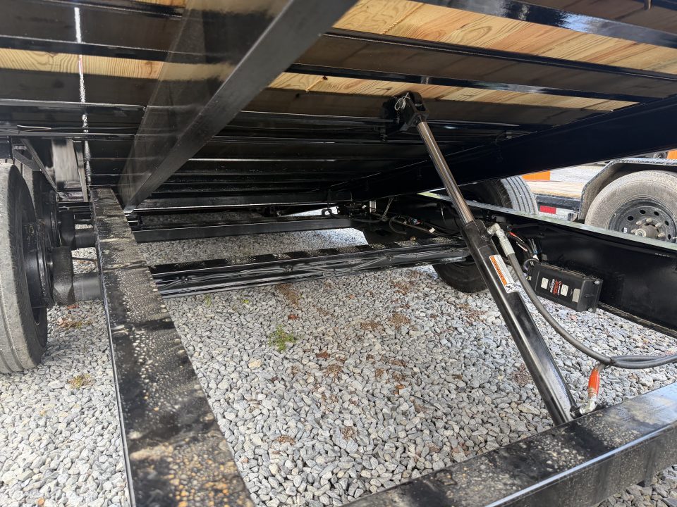 New 2026 Diamond C HXD210 DRIVE OVER FENDER TILT TRAILER **ABS BRAKES** BED ROLLER