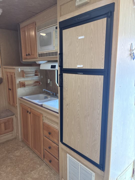 Used 2005 Exiss Trailers 4H 14'LQ Horse Trailer