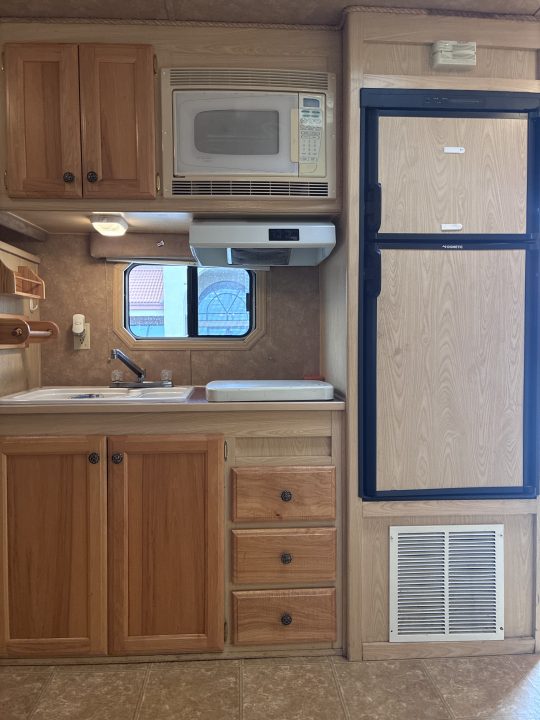 Used 2005 Exiss Trailers 4H 14'LQ Horse Trailer