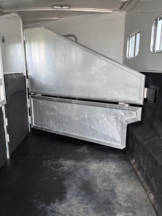 Used 2005 Exiss Trailers 4H 14'LQ Horse Trailer