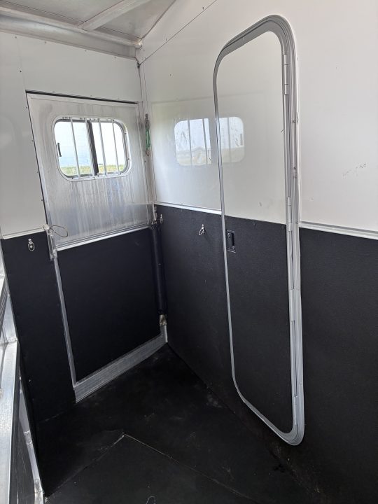 Used 2005 Exiss Trailers 4H 14'LQ Horse Trailer