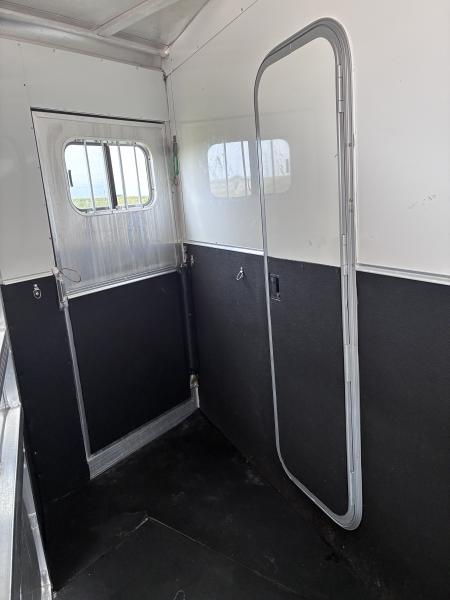 Used 2005 Exiss Trailers 4H 14'LQ Horse Trailer