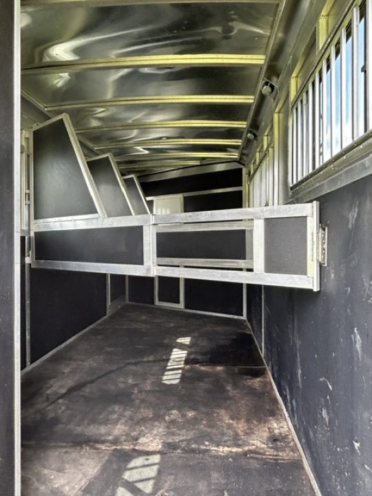 Used 2022 Shadow 2022 Shadow Pro Series 4H 9' LQ with Slide Horse Trailer Horse Trailer