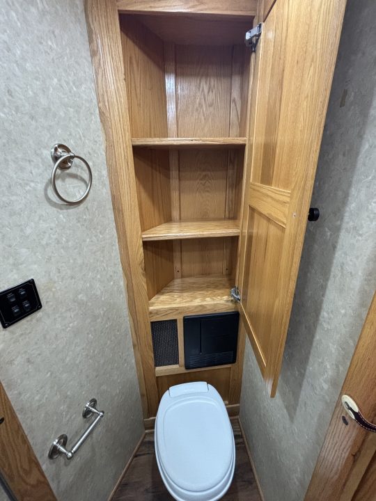 Consignment 2014 Adam 4 Horse Aluminum Excursion 8' LQ Horse Trailer