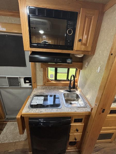 Consignment 2014 Adam 4 Horse Aluminum Excursion 8' LQ Horse Trailer