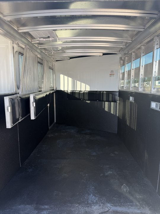 New 2025 Sundowner 3 Horse Gooseneck Horse Trailer