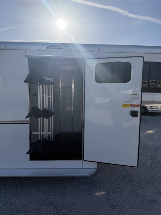 New 2025 Sundowner 3 Horse Gooseneck Horse Trailer