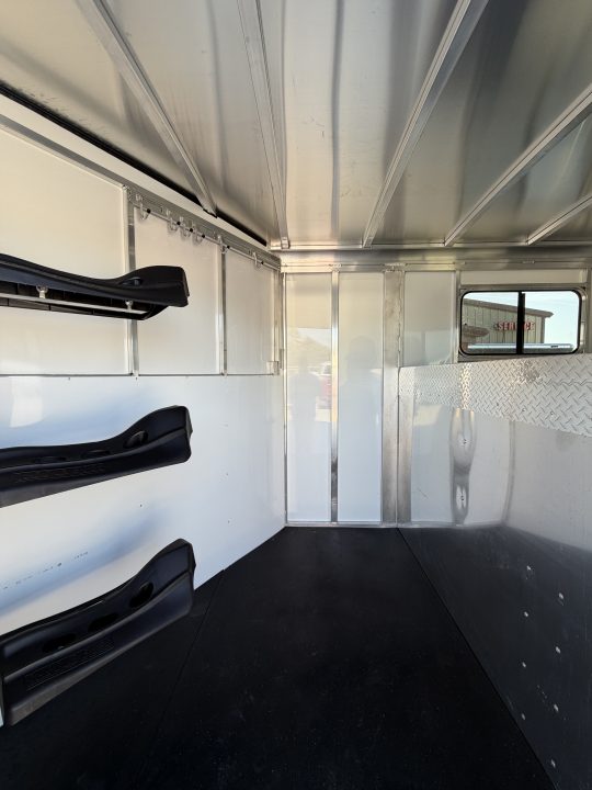 New 2025 Sundowner 3 Horse Gooseneck Horse Trailer