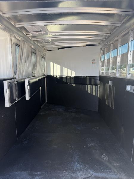 New 2025 Sundowner 3 Horse Gooseneck Horse Trailer