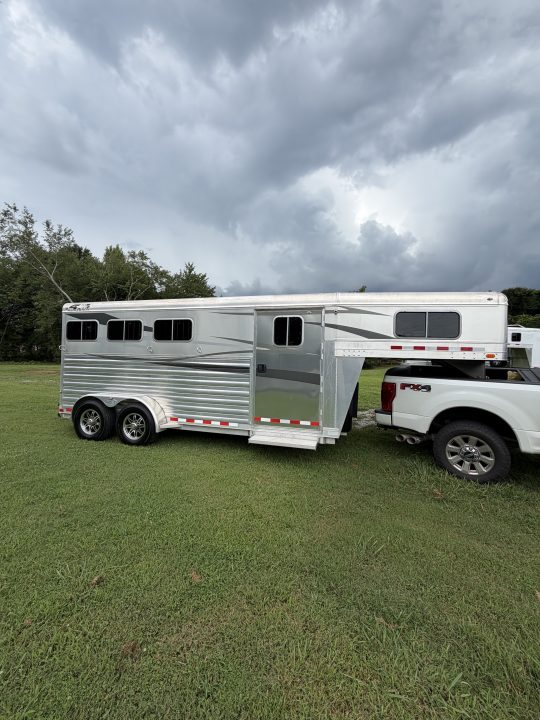 Consignment 2022 4-Star Trailers 3H Slant Gooseneck Horse Trailer