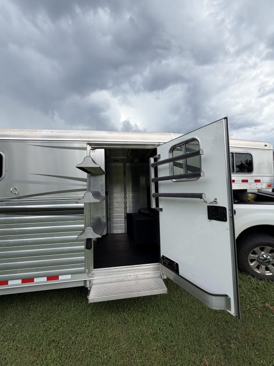 Consignment 2022 4-Star Trailers 3H Slant Gooseneck Horse Trailer