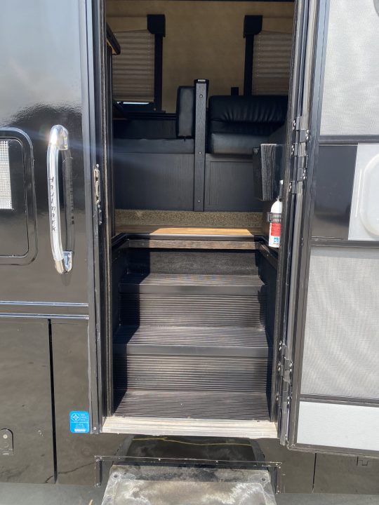 Used 2005 Columbia 40' Motorhome