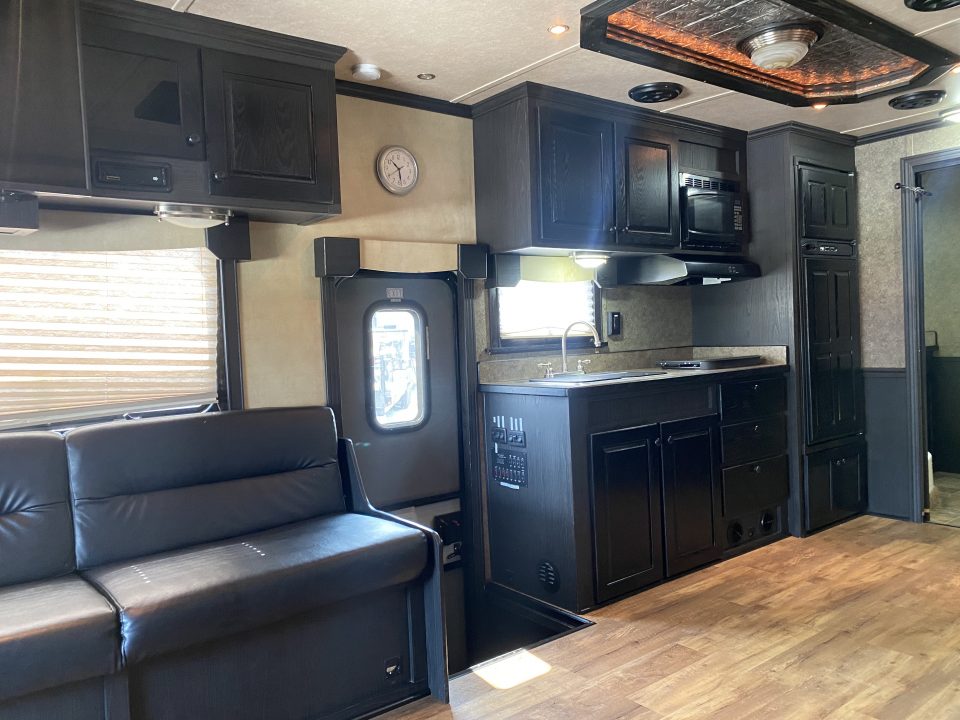 Used 2005 Columbia 40' Motorhome